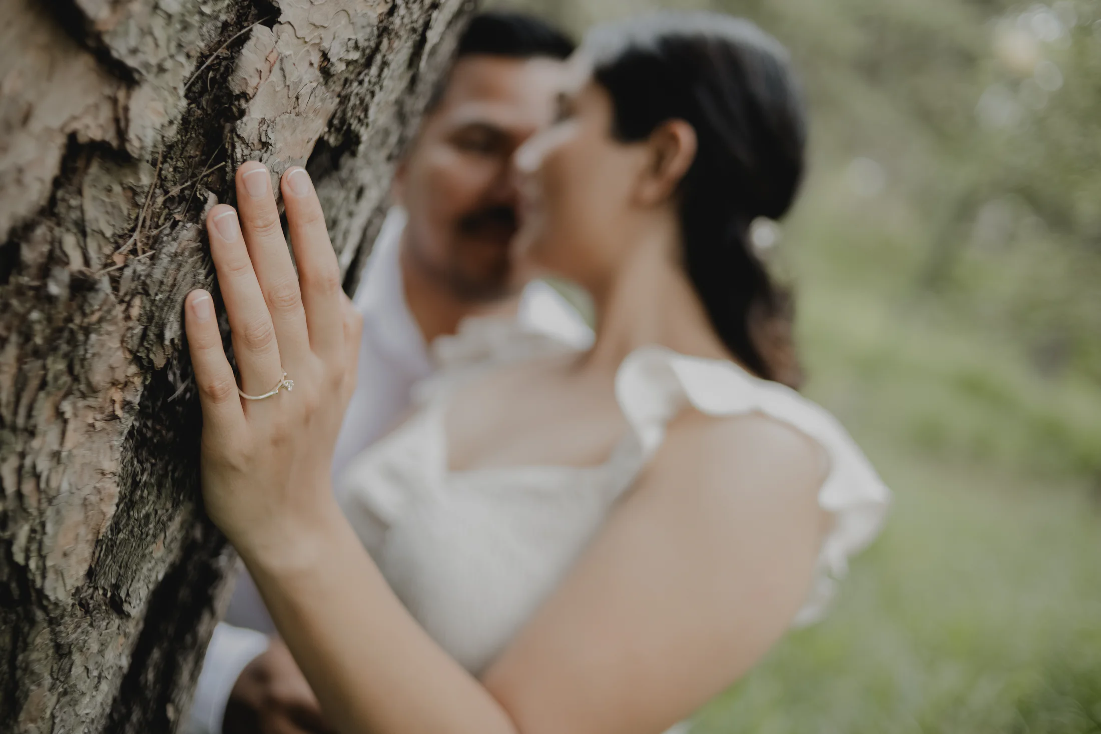 El anillo de compromiso de Abby, con la pareja al fondo